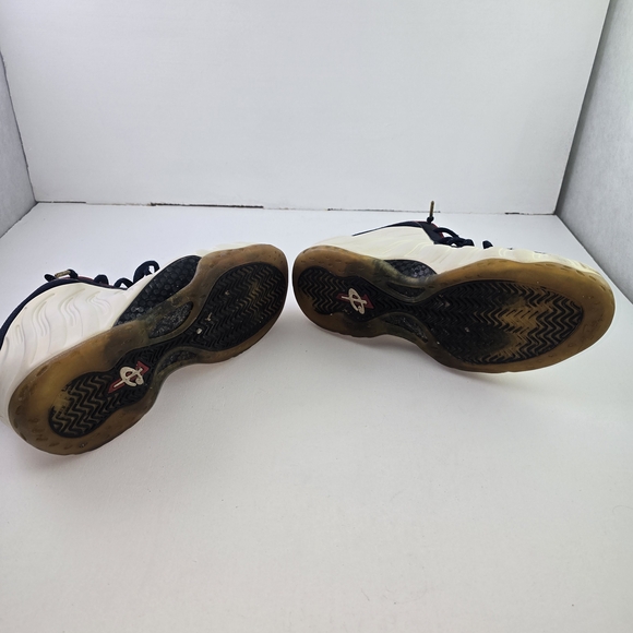 Nike Men's Athletic Shoes in White, Black, and Red - Picture 5 of 6